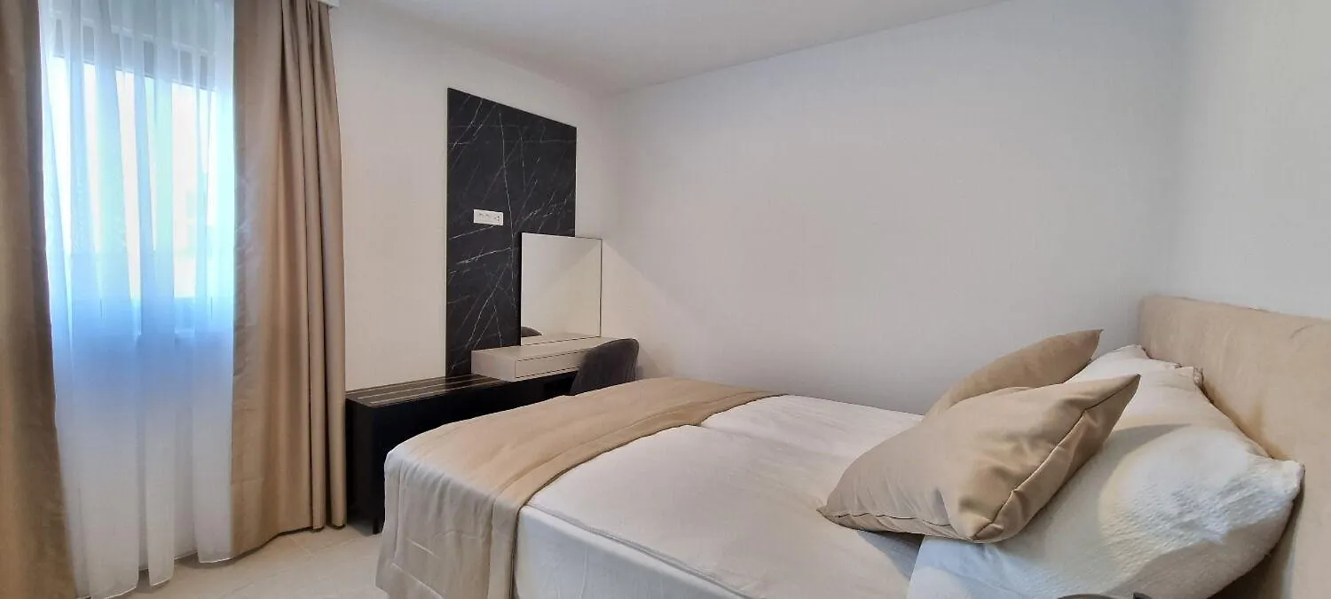 Apartments Mark 2 - 100 M From Sea Medulin 0*,